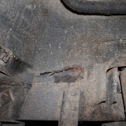 Szintén egy átrozsdásodott doblemez látható a képen. Szintén egy átrozsdásodott doblemez látható a képen.